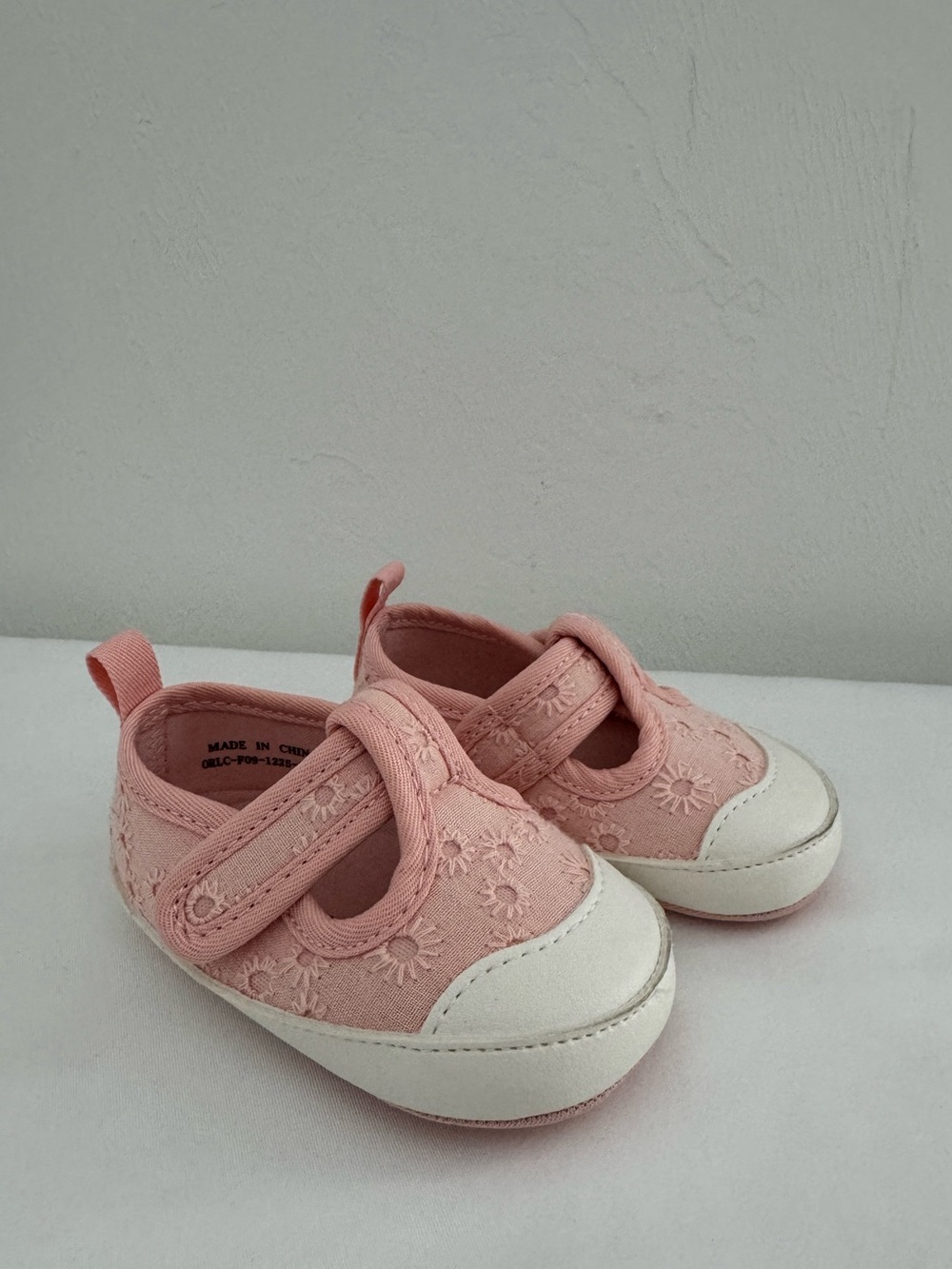 Lucky Brand Pink Eyelet Mary Jane Crib Shoes Size 2